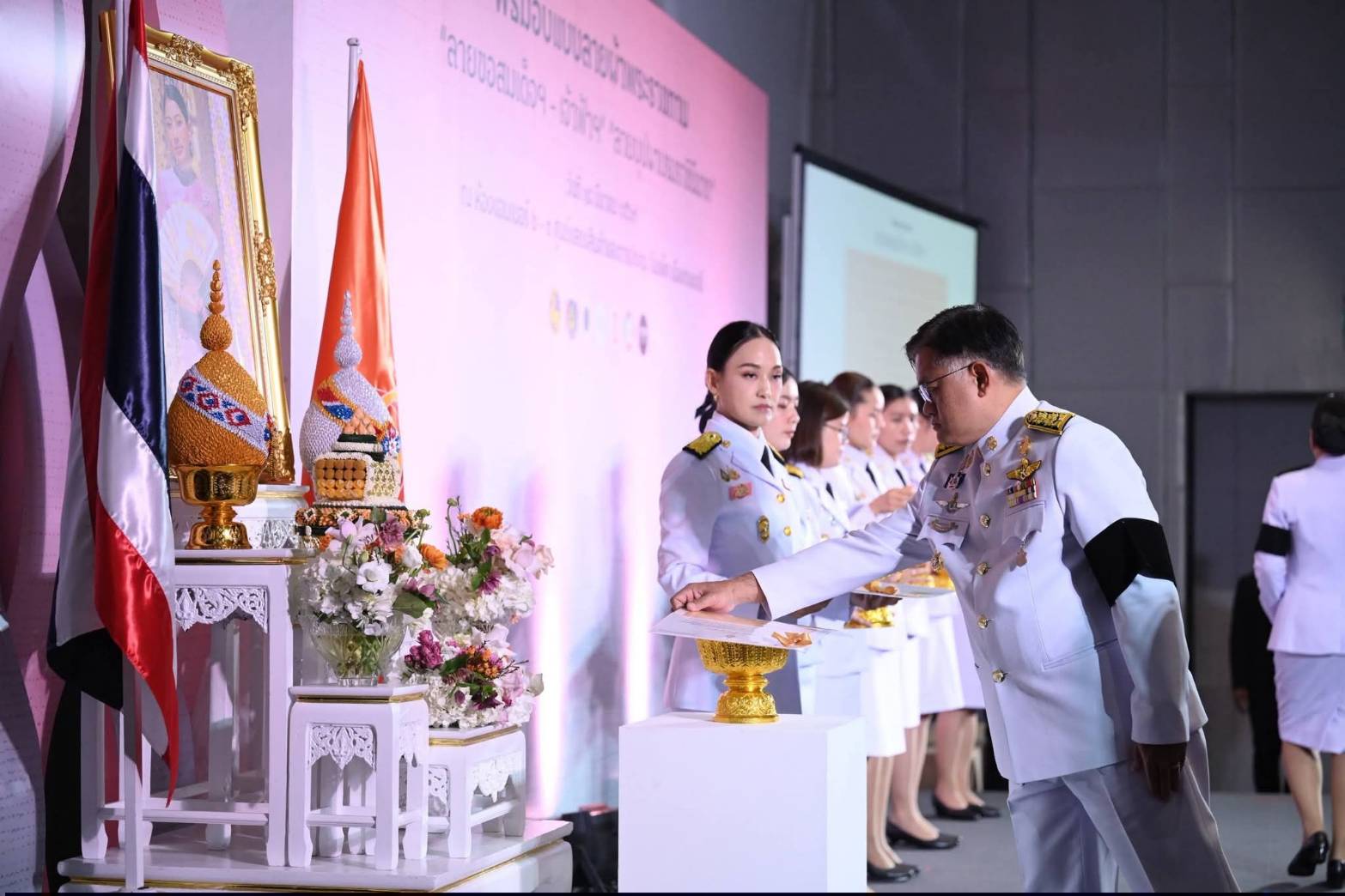 สืบสานพระราชปณิธาน "ผ้าไทยใส่ให้สนุก" ผู้ว่าฯ เลย รับมอบลายผ้าพระราชทานปี 2569 "ลายขอสมเด็จฯ-เจ้าฟ้าฯ" และ "บุปผาบรมราชินีนาถ" เตรียมส่งต่อความภาคภูมิใจสู่ชุมชน สร้างรายได้ ยกระดับหัตถศิลป์ท้องถิ่นสู่สากล