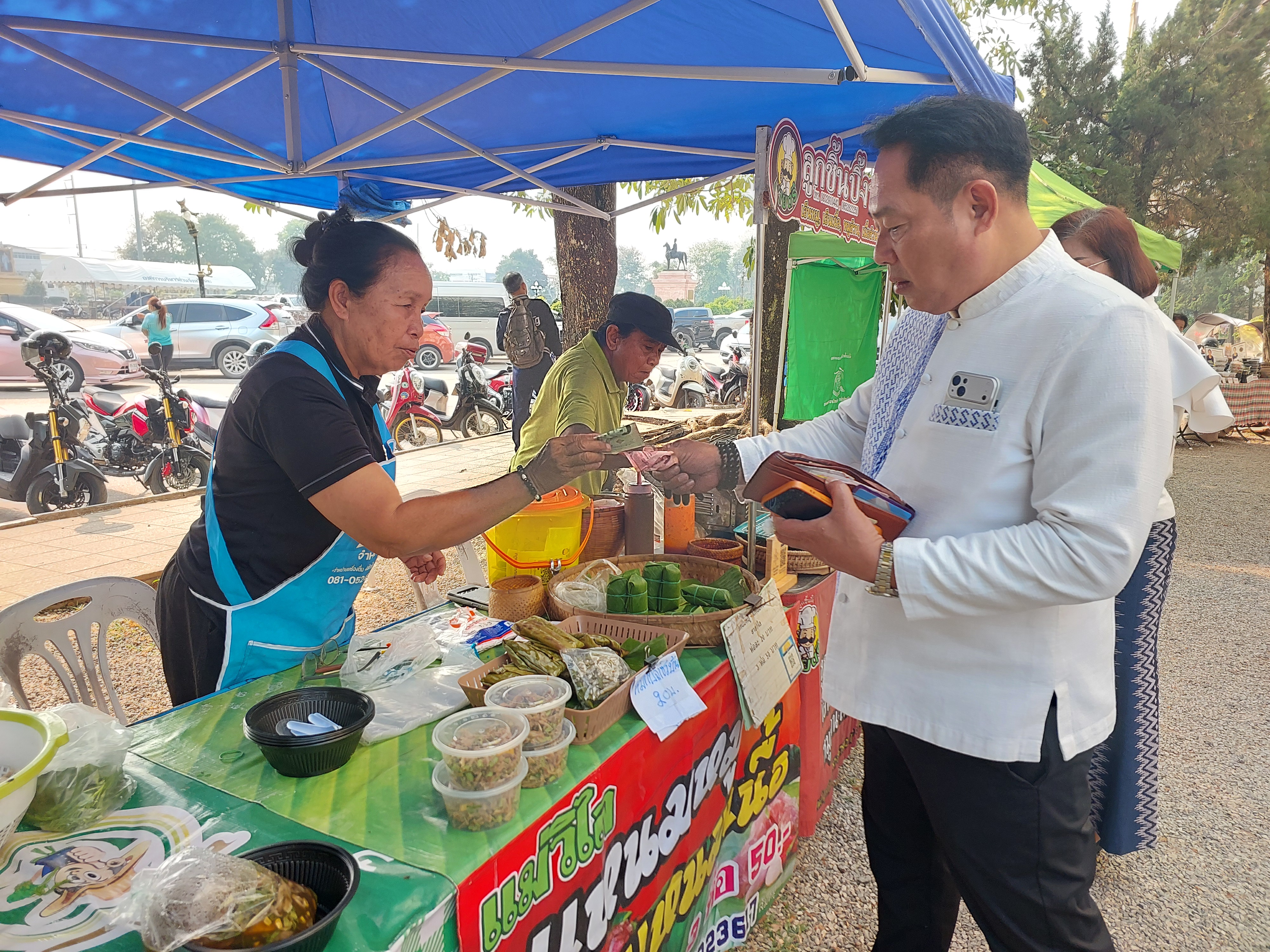 พจ. เลย " สำรวจสินค้า สบตาผู้ประกอบการ บุกตลาด ปลุกพลัง Soft Power เมืองเลย ขนทัพสินค้าภูมิปัญญาบุกหน้าศาลากลางฯ ช้อปกระหน่ำให้กำลังใจผู้ประกอบการ!