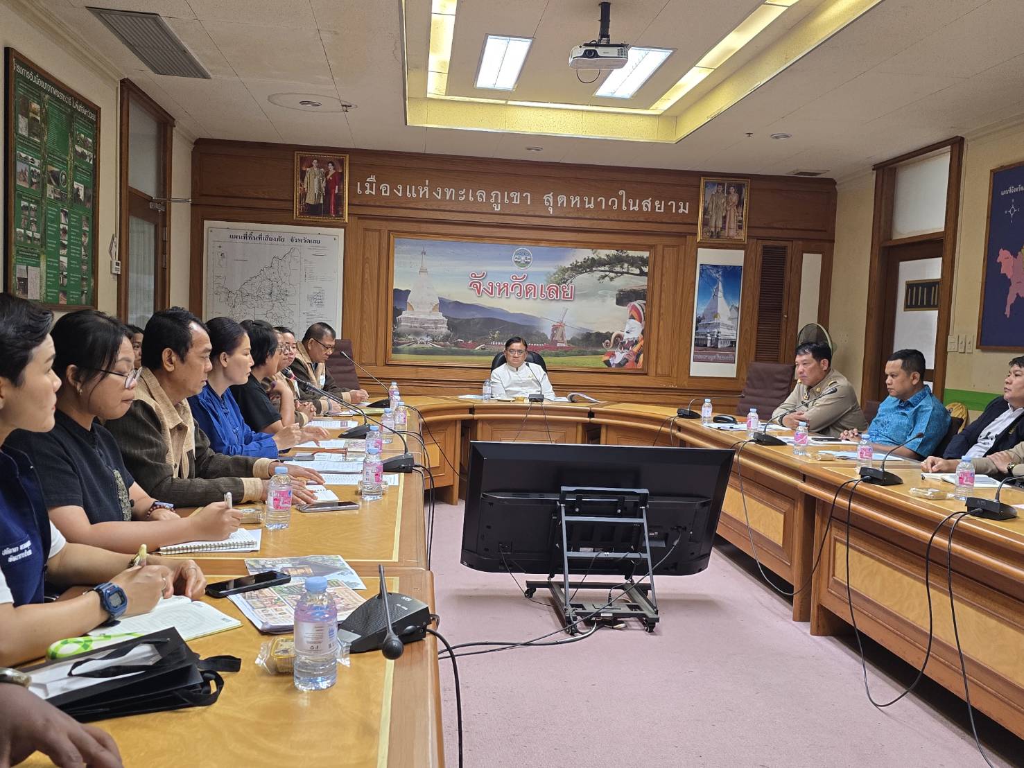 ผู้ว่าฯ เลย นำทีมถกแผนพัฒนาตลาด OTOP ระดับอำเภอ ชู 5 จุดยุทธศาสตร์ท่องเที่ยว–ชายแดน กระตุ้นเศรษฐกิจฐานราก