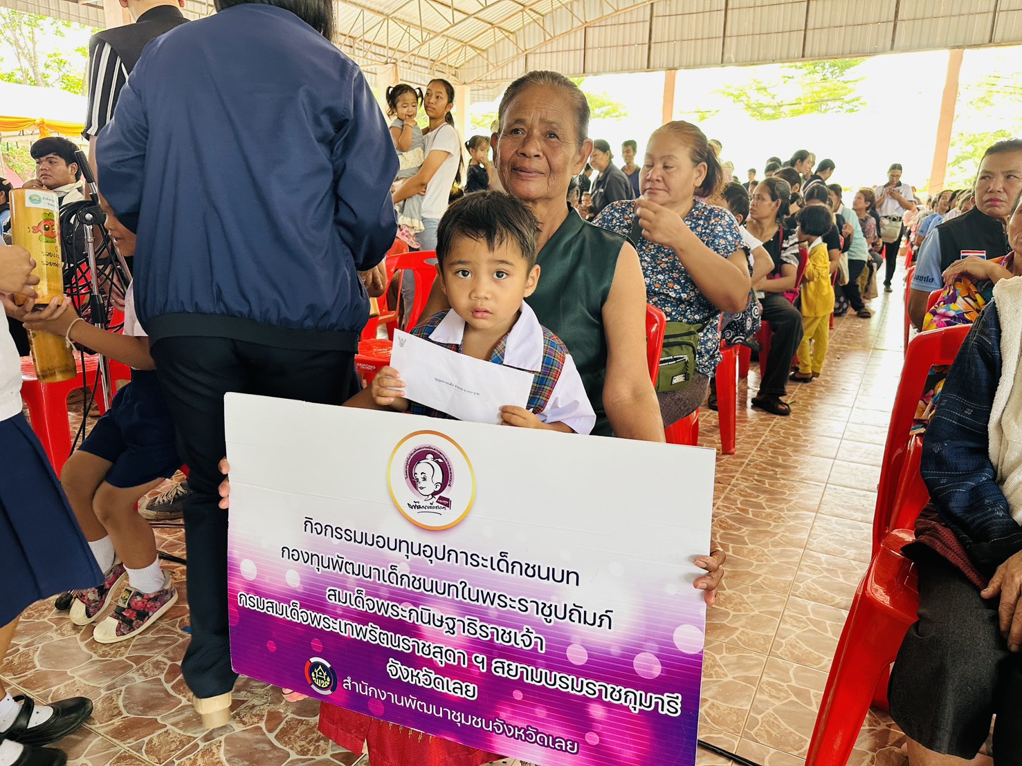 ชาวผาขาวเฮ! พช.เลย ร่วมมอบทุนกิจกรรมจังหวัดเคลื่อนที่สร้างรอยยิ้ม ครั้งที่ 9/2569 ณ รร.บ้านผาขาว มุ่งยกระดับคุณภาพชีวิตเด็กและ OTOP