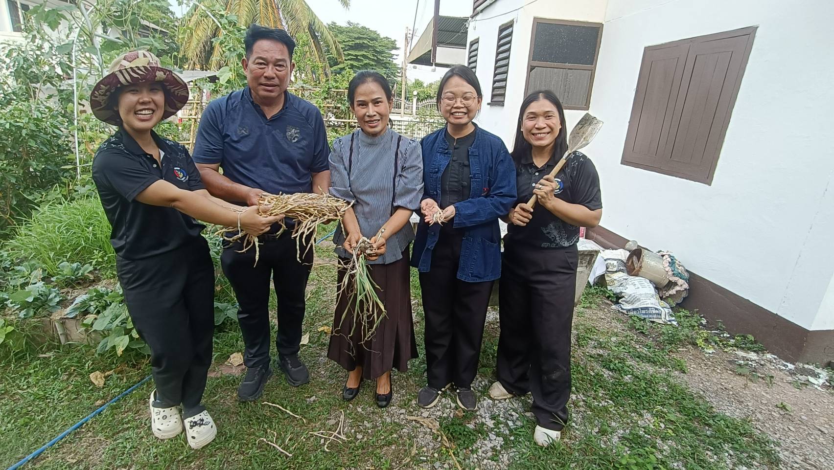 พช.เลย ประกาศชัยชนะเหนือวิกฤต! น้อมนำศาสตร์พระราชา “บ้านนี้มีรัก ปลูกผักกินเอง” รุกคืบปฏิบัติการ Quick Win 90 วัน สร้างปรากฏการณ์ความมั่นคงทางอาหารยั่งยืน