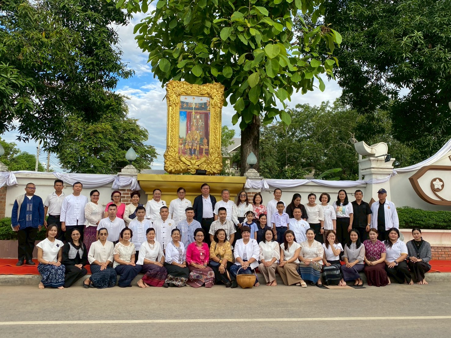เลยฉ่ำบุญ! พช.เลย แท็กทีมทุกภาคส่วน ใส่ผ้าไทย ตักบาตรเช้าวันอังคาร บนถนนสายวัฒนธรรม