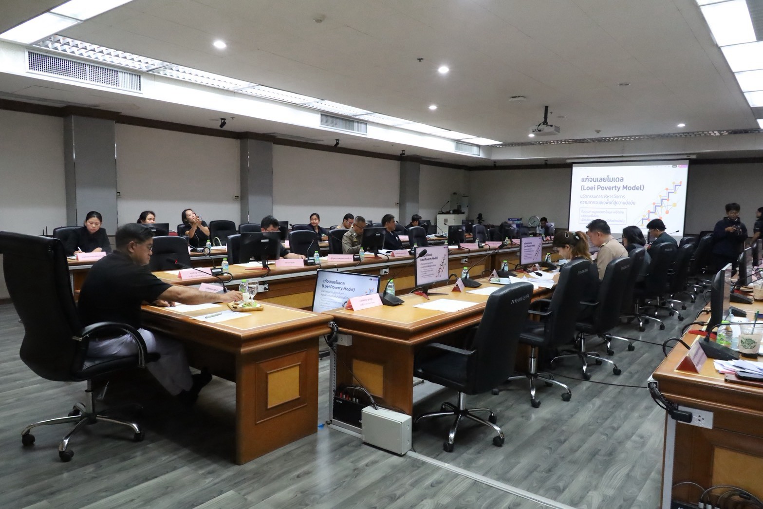 ถอดรหัสแก้จนยั่งยืน! พช.เลย โชว์นวัตกรรม "1 ข้าราชการ 1 ครัวเรือน" ผนึกระบบพี่เลี้ยงดันบันได 5 ขั้น หวังเปลี่ยนผู้รับสู่ผู้ให้ ลุ้น Best Practice เวที SDGs เมืองเลย