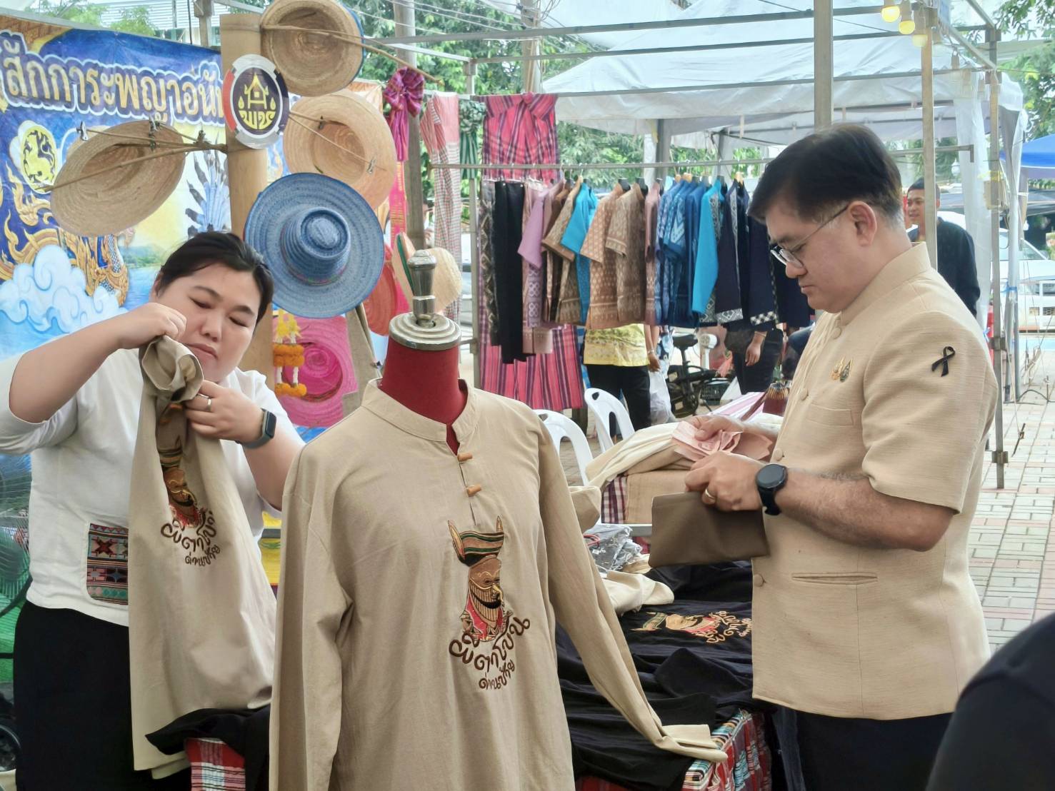 ผู้ว่าฯ เลย ชวนอุดหนุน “ผ้าไทยเมืองเลย” ให้กำลังใจผู้ประกอบการ OTOP หนุนของดีชุมชนสู่ตลาด