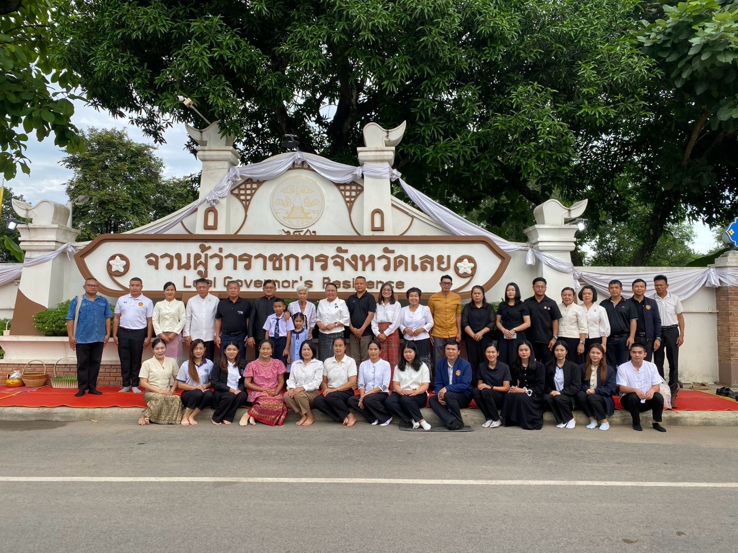 ผู้ว่าฯ เลย นำทีมอิ่มบุญรับอรุณวันอังคาร! พช.เลย ร่วมสืบสานวิถีไทย ใส่บาตรถนนสายวัฒนธรรม หนุนแนวคิด "ผ้าไทยใส่ให้สนุก"