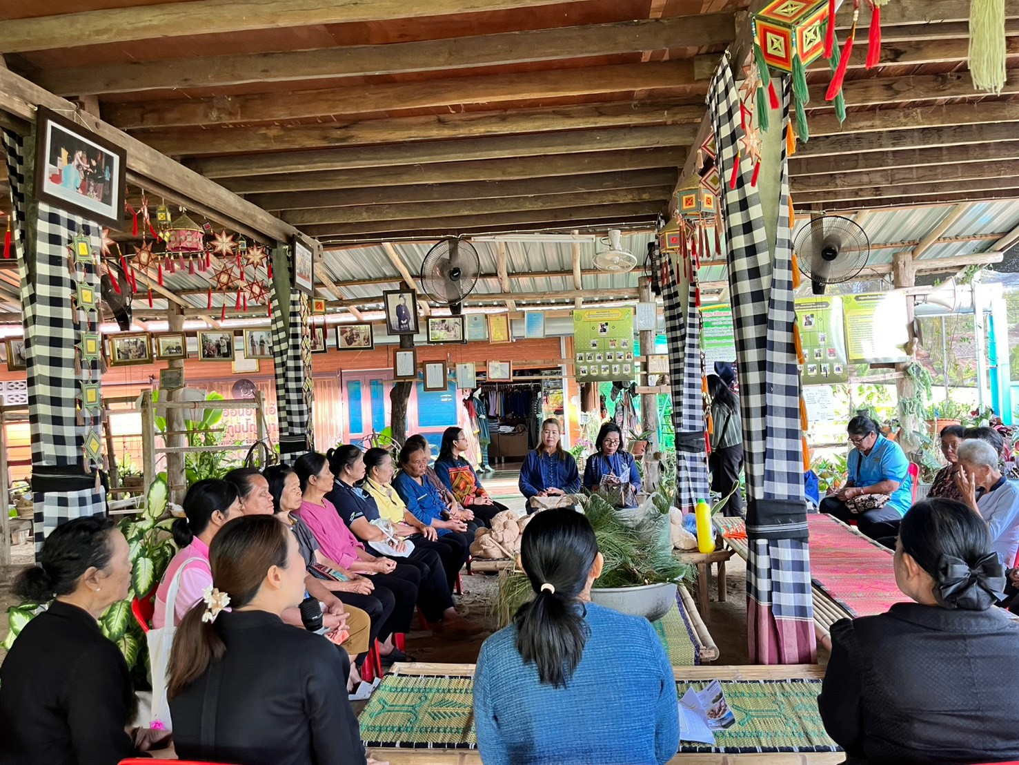 พช.เลย สานต่อพระราชดำริอนุรักษ์พันธุกรรมพืชฯ (อพ.สธ.) เปิดฉาก “สร้างสรรค์การใช้ประโยชน์จากต้นไม้อัตลักษณ์จังหวัด” ชู “สนสามใบ” สู่ภูมิปัญญาเส้นฝ้ายย้อมสีธรรมชาติ ต่อยอดผลิตภัณฑ์พื้นเมืองคนไทดำ เชียงคาน