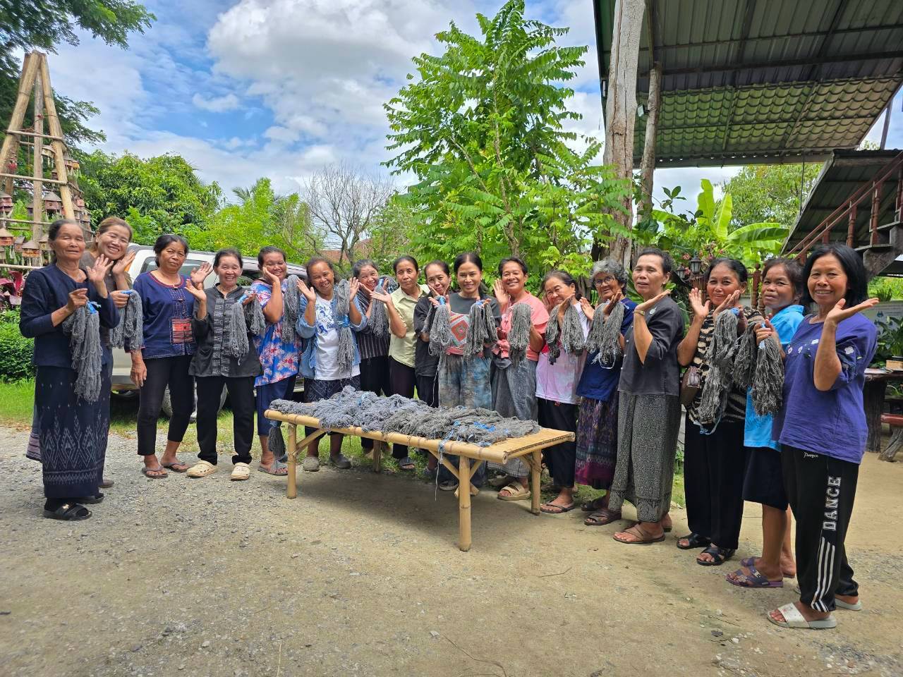 พช.เลย ลุยวันที่ 2 ต่อยอดต้นไม้อัตลักษณ์! สาธิตย้อมฝ้ายสีธรรมชาติจาก “สนสามใบ” สู่การแปรรูปผลิตภัณฑ์ผ้าทอไทดำเชียงคาน พร้อมถอดบทเรียนภูมิปัญญายั่งยืน