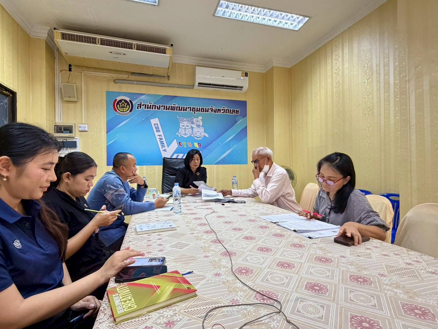 พช.เลย ร่วมประชุมกรมการพัฒนาชุมชน เตรียมพร้อมพิธีถวายดอกไม้จันทน์ฯ ทั่วประเทศ ผนึกกำลังติดตามภารกิจการจัดทำดอกไม้จันทน์ เตรียมความพร้อมส่วนภูมิภาคให้เป็นไปอย่างเรียบร้อยและสมพระเกียรติ