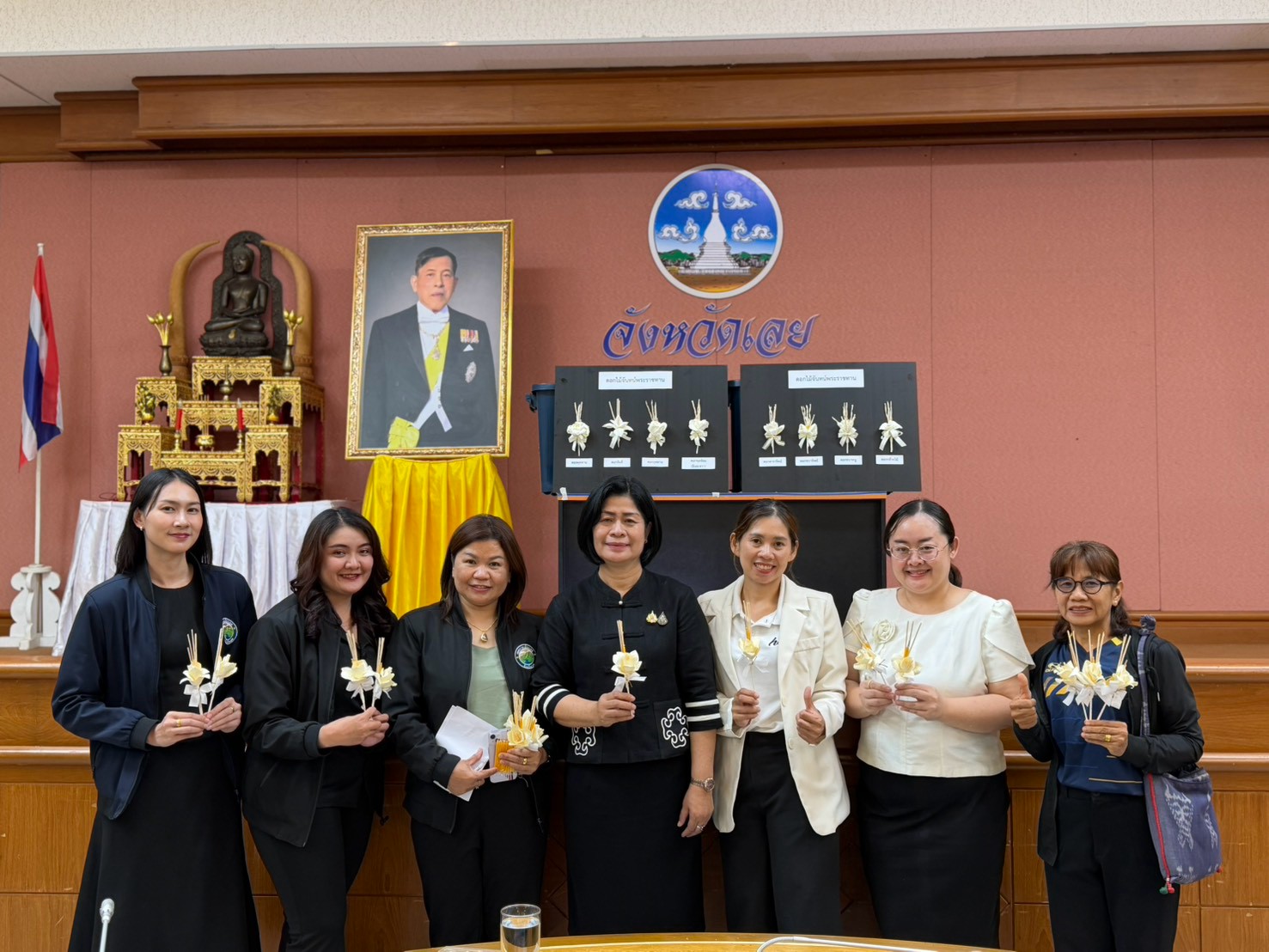 จังหวัดเลยหลอมรวมดวงใจ 14 อำเภอ พช.เลย จุดประกายหัตถศิลป์แห่งความจงรักภักดี ถ่ายทอดองค์ความรู้จัดทำ “ดอกไม้จันทน์พระราชทาน” น้อมถวายพระบรมศพ สมเด็จพระพันปีหลวง