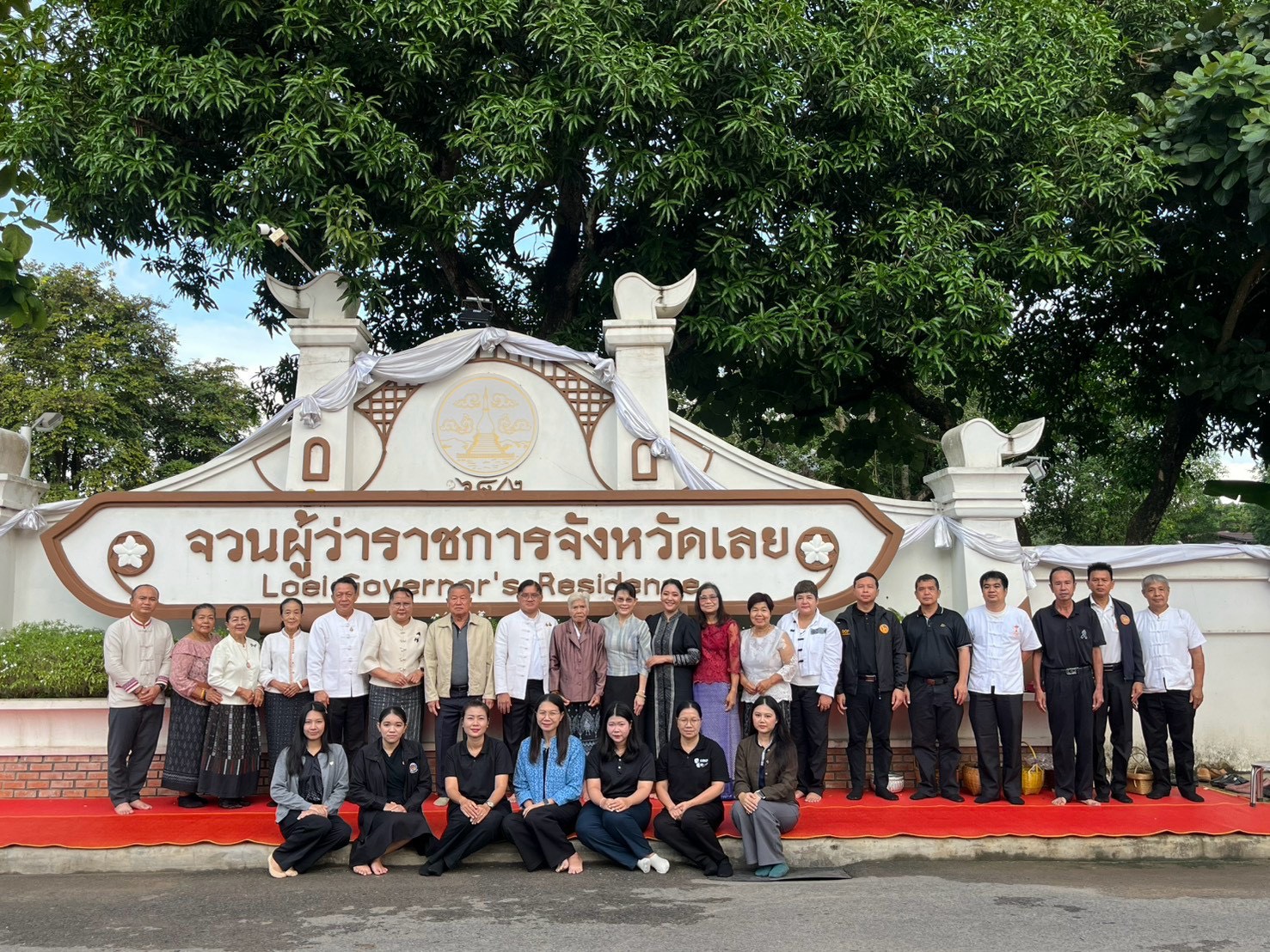 ตักบาตรยามเช้า หนุน “ผ้าไทยใส่ให้สนุก”! ผู้ว่าฯ นำทีมชาวเมืองเลย สวมผ้าไทยตักบาตรถนนสายวัฒนธรรม พช.เลย ตอกย้ำภูมิปัญญาท้องถิ่นสร้างเศรษฐกิจชุมชน