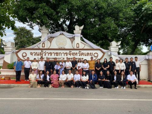 ผู้ว่าฯ เลย นำทีมอิ่มบุญรับอรุณวันอังคาร! พช.เลย ร่วมสืบสานวิถีไทย ใส่บาตรถนนสายวัฒนธรรม หนุนแนวคิด "ผ้าไทยใส่ให้สนุก"