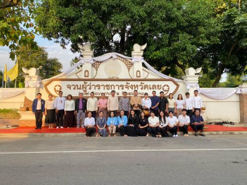 พช.เลย ร่วมสืบสานวิถีบุญ สวมผ้าไทยใส่บาตรวันอังคาร ส่งเสริม “ผ้าไทยใส่ให้สนุก” สู่ชีวิตประจำวัน